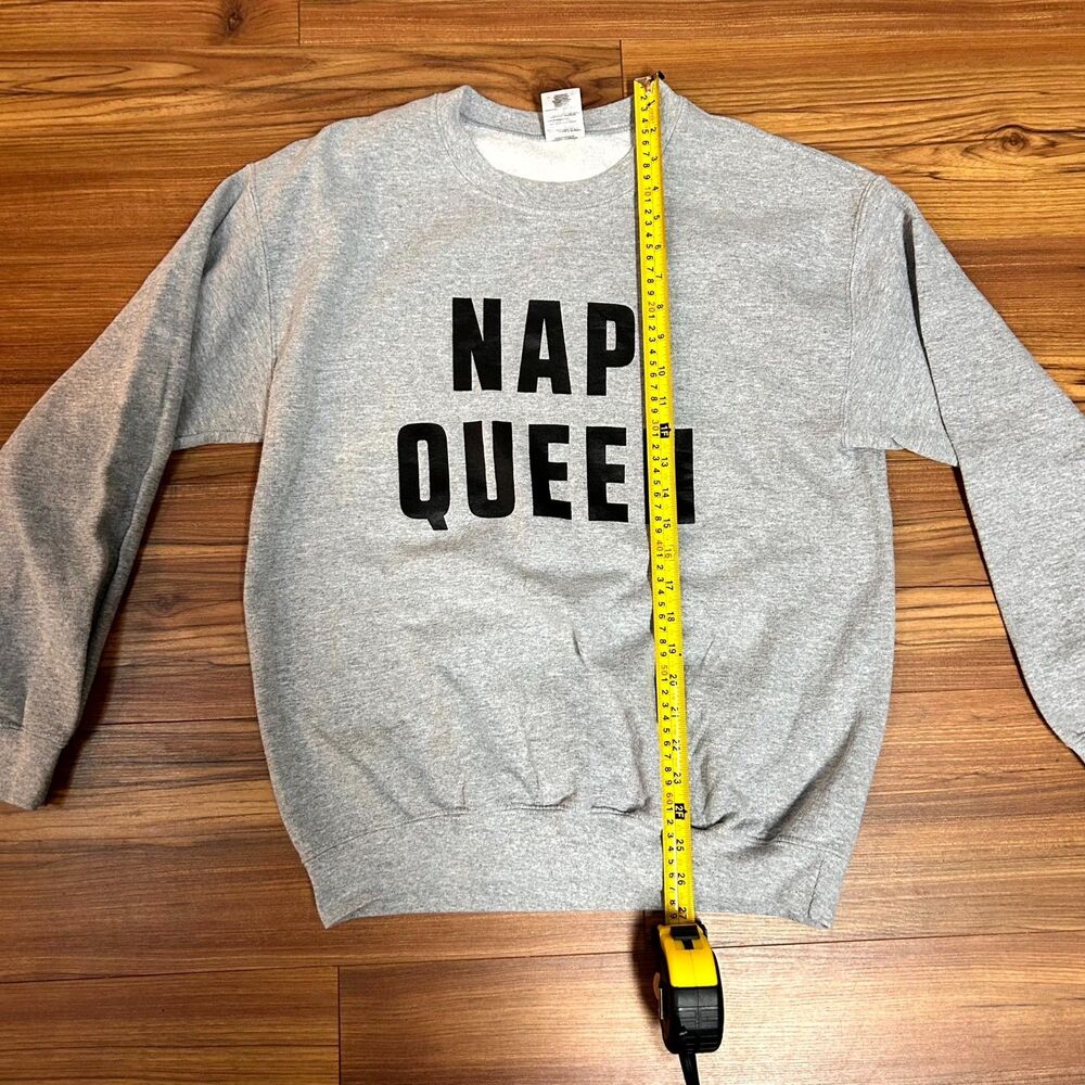 Gildan Heavy Blend Sweatshirt Womens M Gray Nap Queen Graphic Fleece Streetwear - Picture 8 of 8